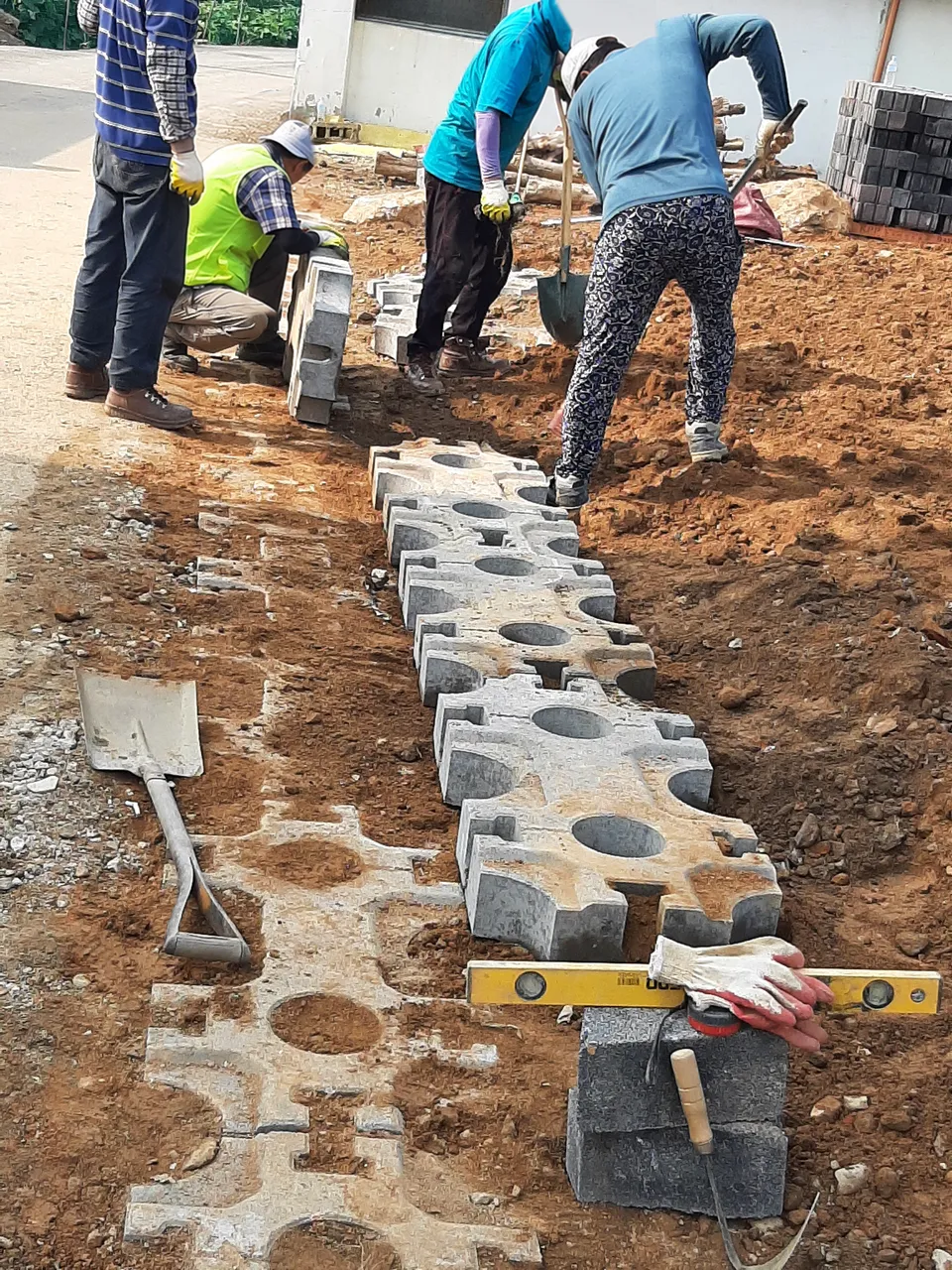 Installing garden edging blocks